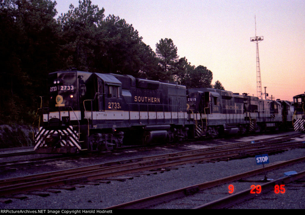 SOU 2733, 2619 and others in Glenwood Yard